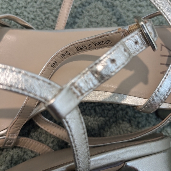 Naturalizer Gold Metallic Strappy Block Heel Iris Sandals Size 9 Glam NYE - Picture 9 of 12